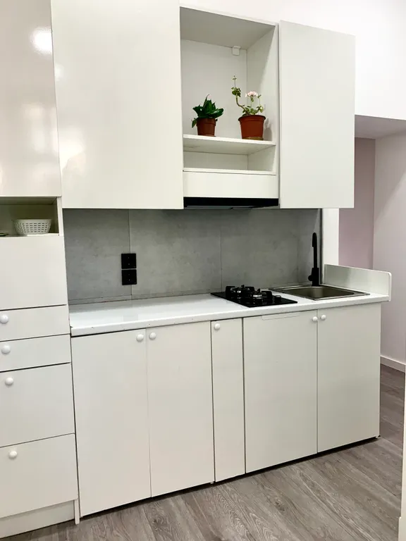 Студия с балконом в центре Баку