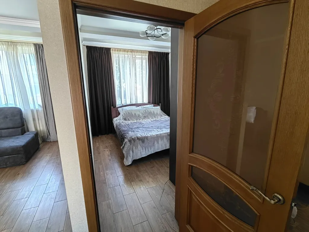 Уютная студия с отдельной спальней в тихом районе приморья