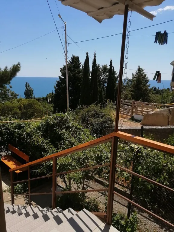 Квартира-студия напротив Мисхорского парка c двориком