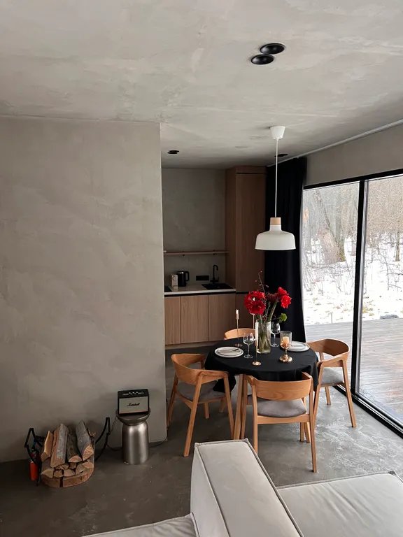 Премиальный дом с дизайнерским камином на дровах в лесу