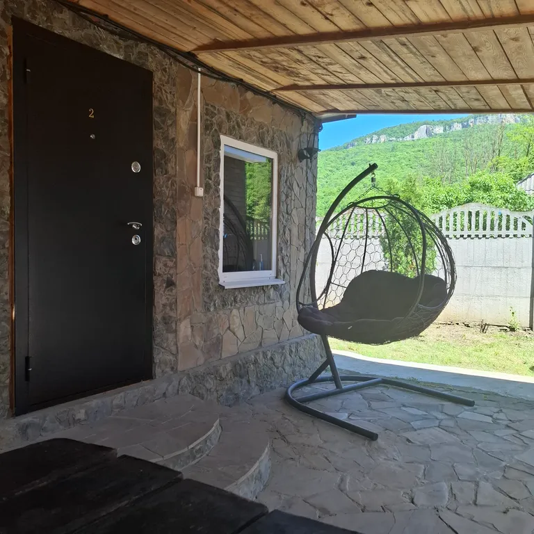 Домик у реки Дах с видом на горы