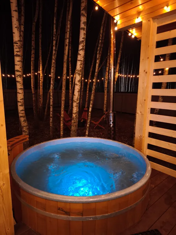 Дом шале с горячей купелью на террасе