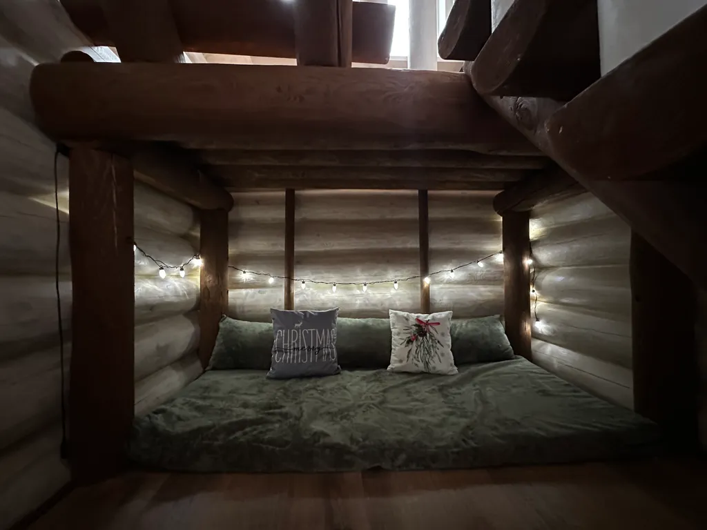 Уютный дом в деревне у реки