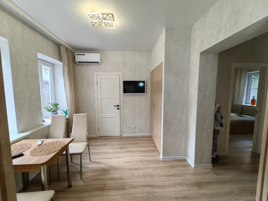 Уютный дом в центре города с мангалом и теплым бассейном