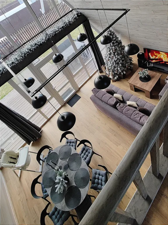 Панорамный домик с теплым бассейном в пяти минутах ходьбы от города