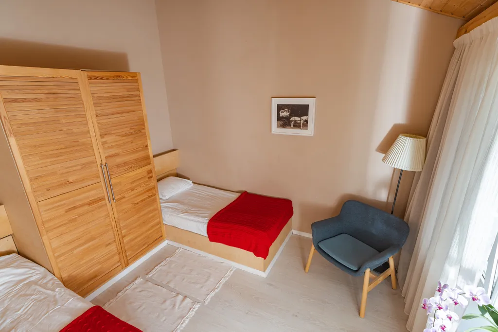 Коттедж Большая дача с 2 спальнями — Светлое