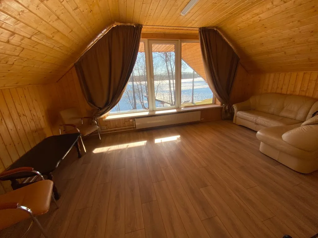 Баня на дровах на берегу озера