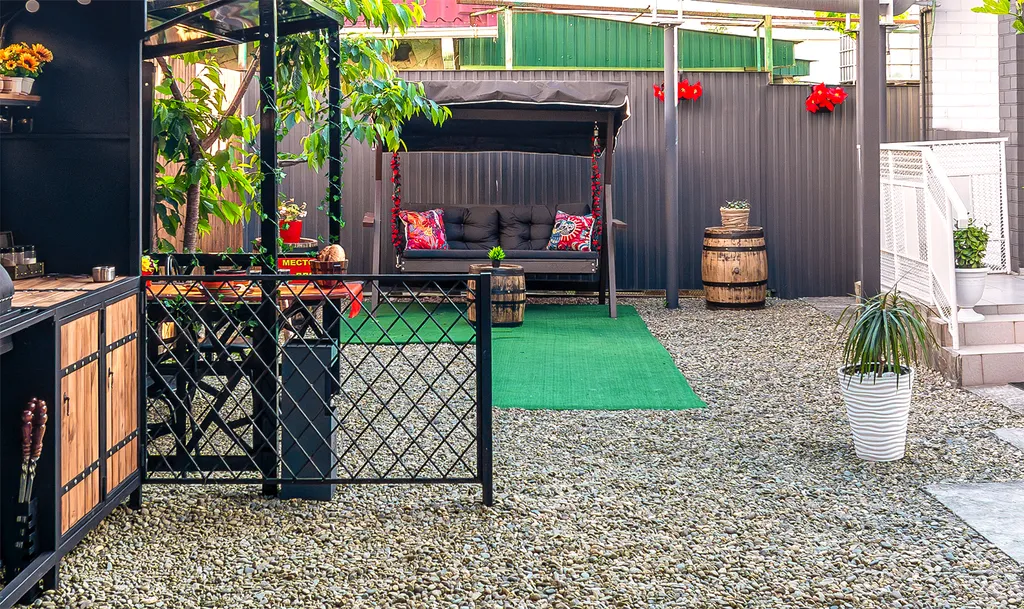 Дом сапфир с бассейном в центре