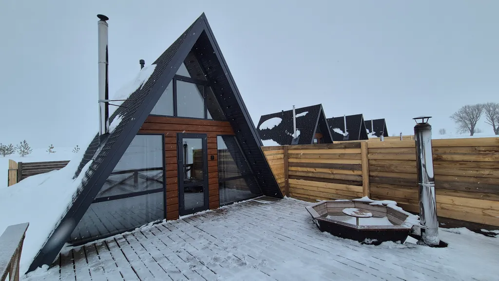 Дом в стиле A-frame с чаном