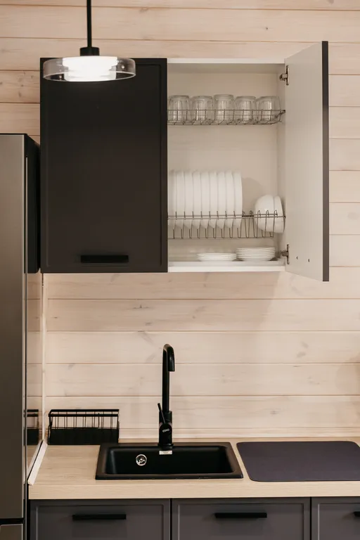 Дом с панорамными окнами и террасой в окружении леса