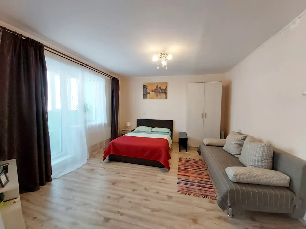 Просторная студия с видом на Урал в центре города