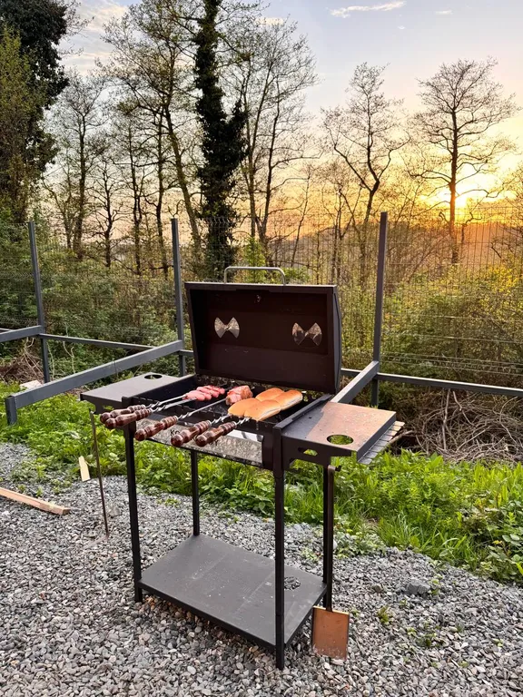 Дом с видом на море в лесу