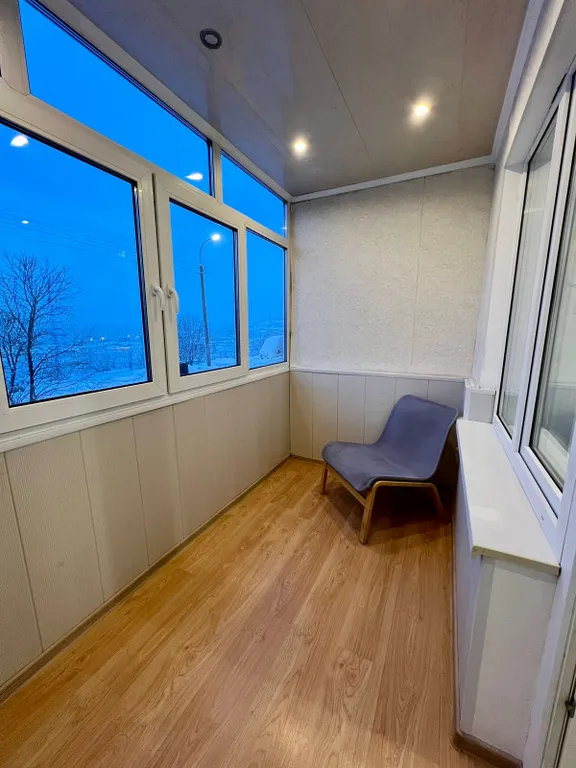 Квартира Уютная студия с двуспальной кроватью, балконом и видом на город — аренда посуточно в Мурманск