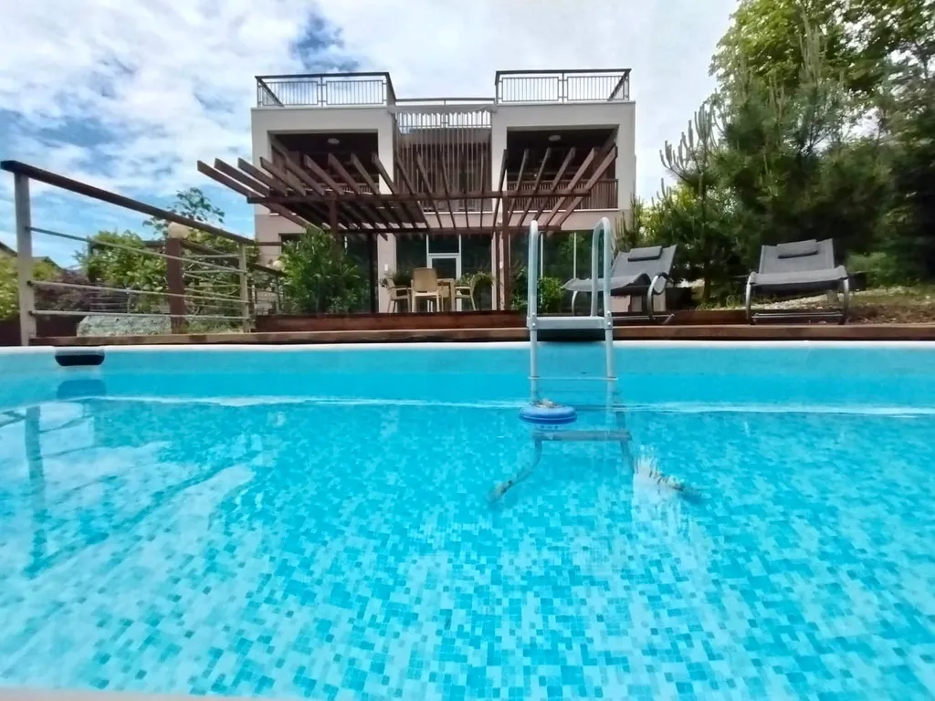 Дом у леса с бассейном