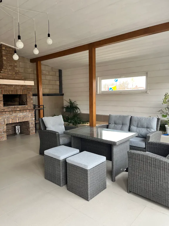 Уютный дом у моря с террасой, баней и теплым бассейном