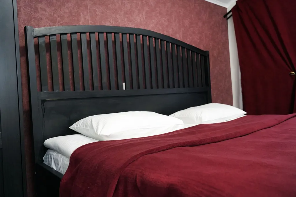 Домик в сосновом бору с видом на горы и лес