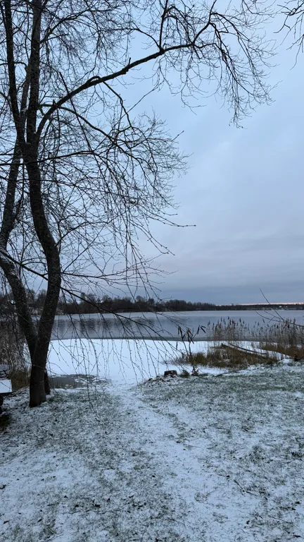 Уютный дом на берегу озера