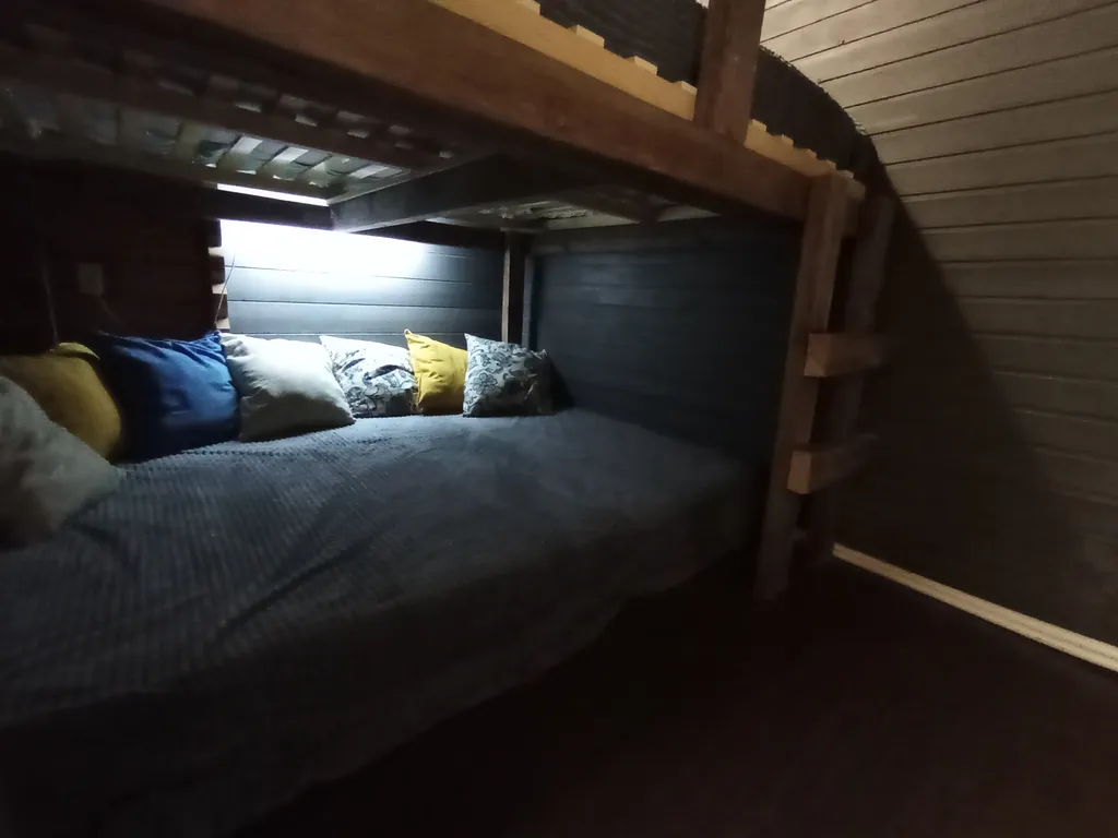 Дом с баней, бассейном и беседкой