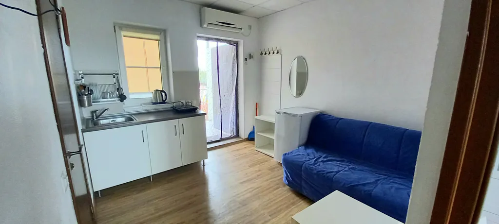 Спальня, кухня с диваном, балкон