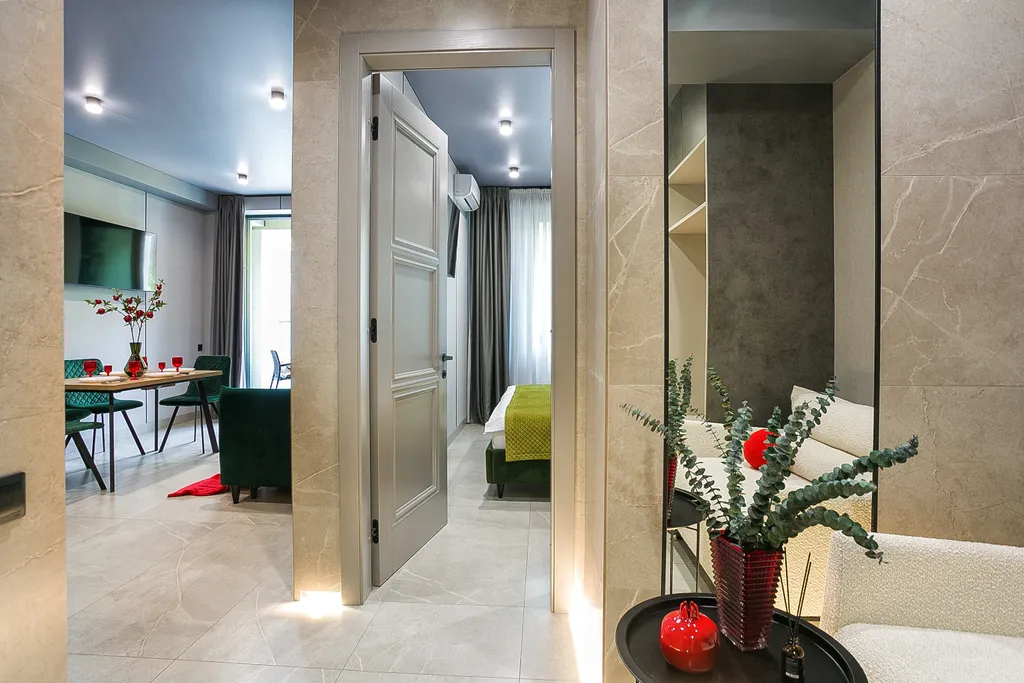 Гранатовый. На большую семью, вид на лес