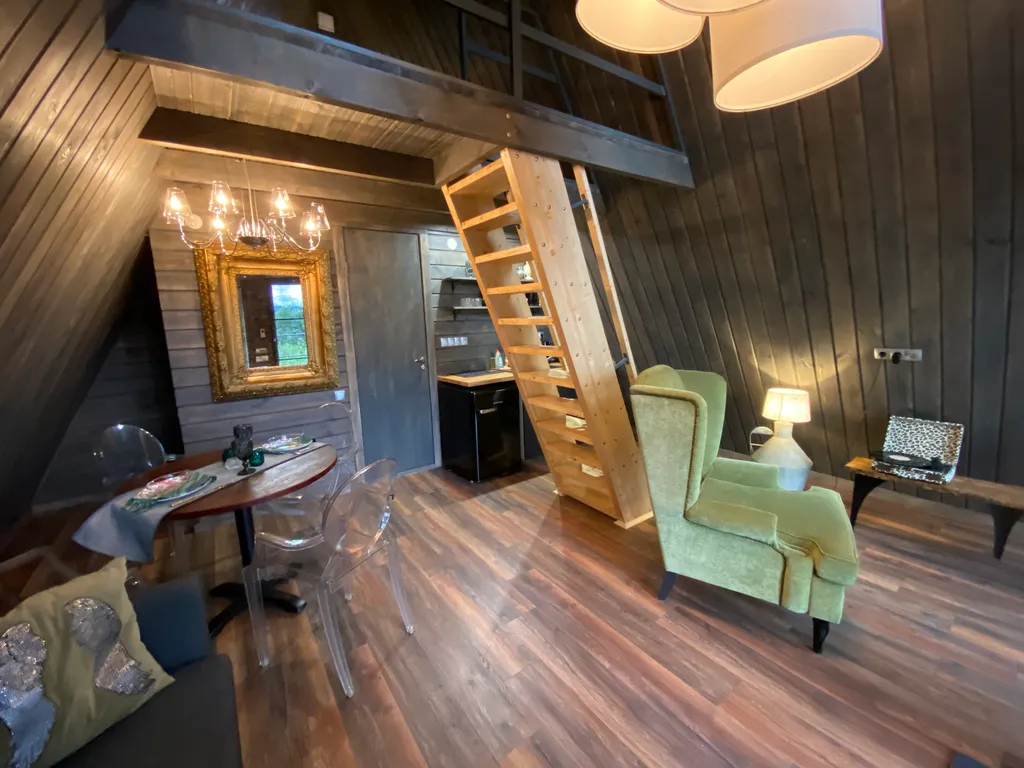 Дом на берегу реки с видом на закат