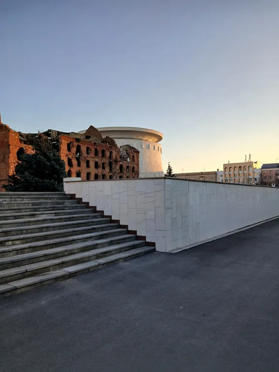 Жизнь с видом реку: огромная лоджия с панорамным остеклением в пол!