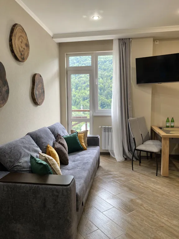 Евродвухкомнатный апартамент с балконом и видом на пик Аибга