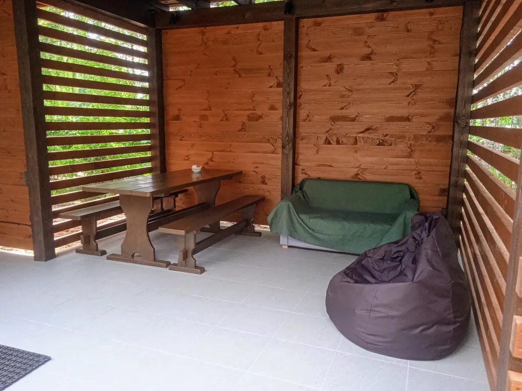 Дом с беседкой на берегу водохранилища