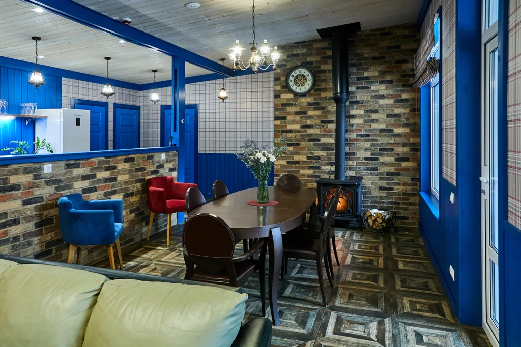 Большой коттедж с 5 спальнями, камином и террасой, Василек