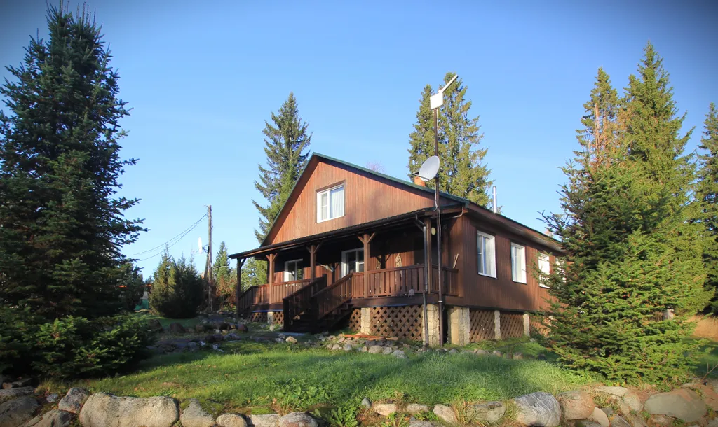 Шикарный дом находится на берегу озера, окруженный хвойным лесом