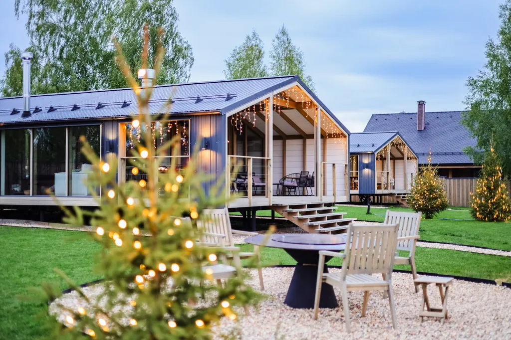 Черный дом на берегу водохранилища