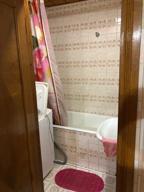 Уютная комната с видом на море и горы в центре города