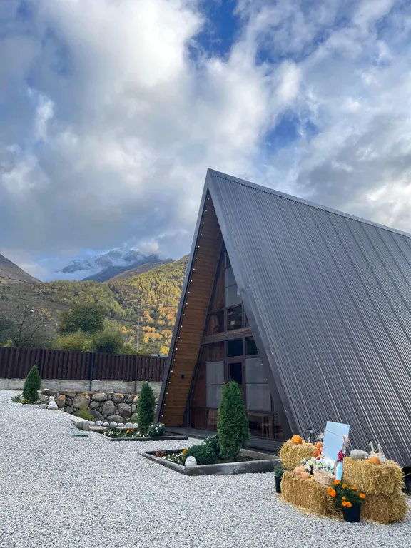 А-фрейм дом с видом на на горы