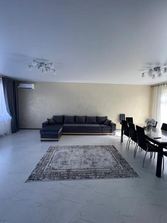 Новый двухэтажный дом на берегу моря, есть все необходимое