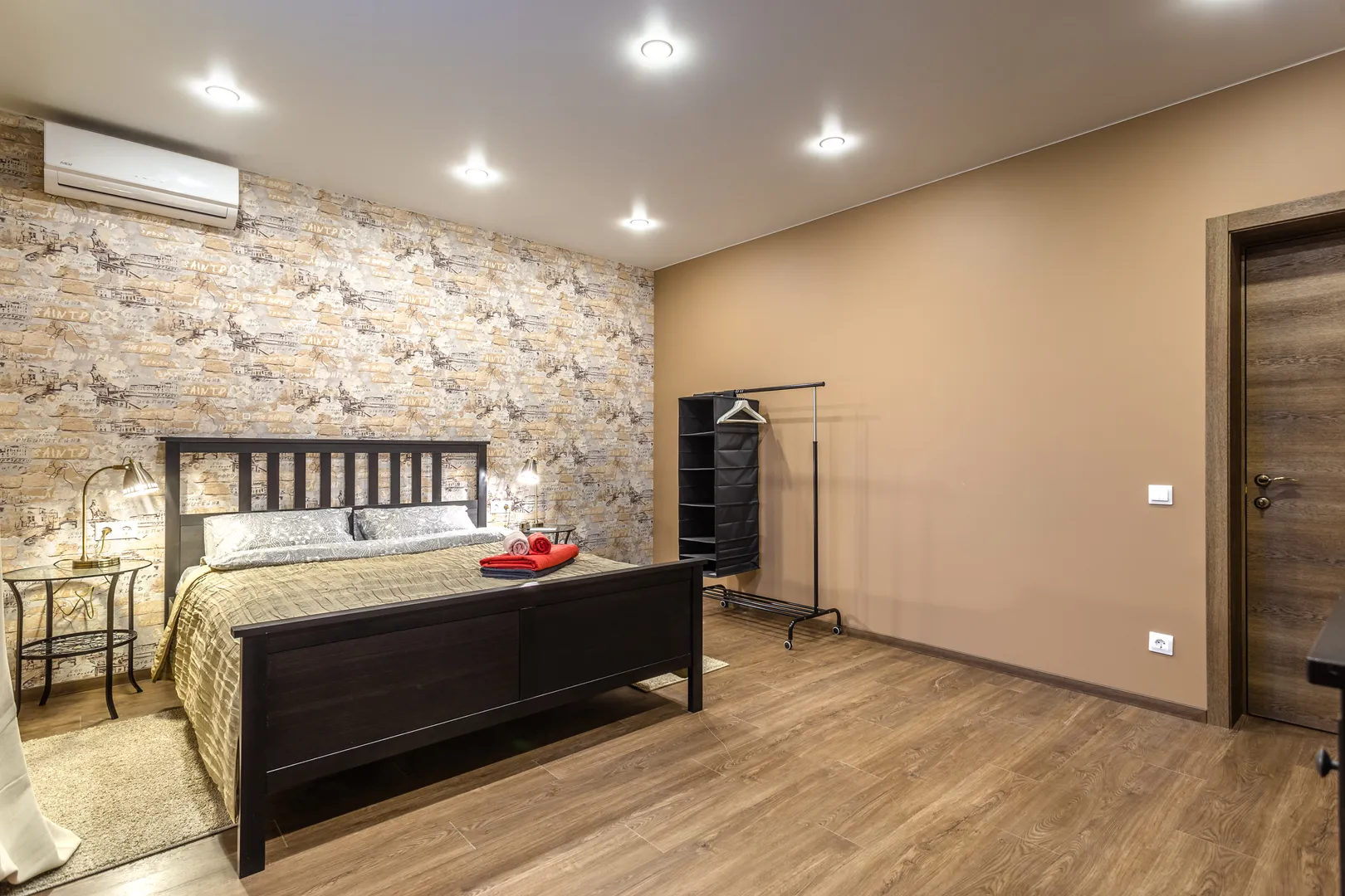 Первая спальня с кроватью шириной 160 см, стеклянными прикроватными столиками и светильниками, вешалкой для вашей одежды, кондиционером.