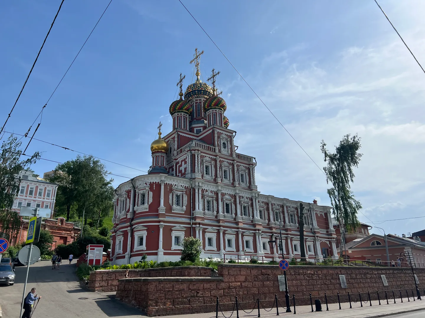 Рядом Строгановская (Рождественская) церковь