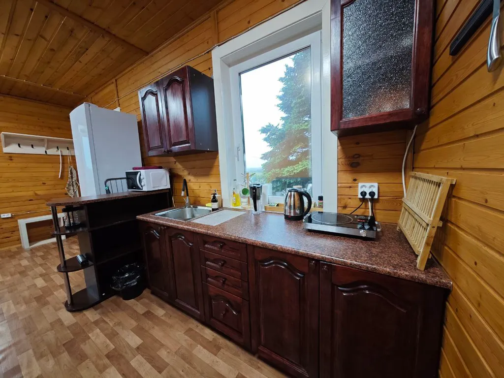 Домик на берегу озера