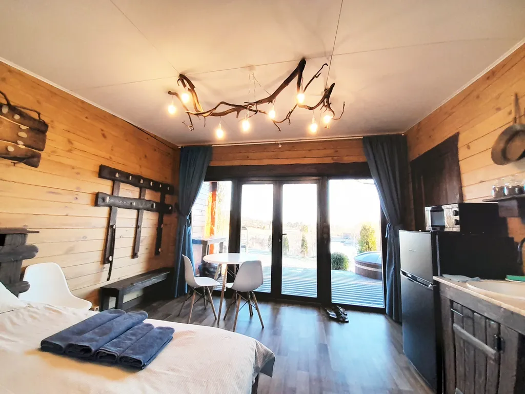 Теплый деревянный дом у воды