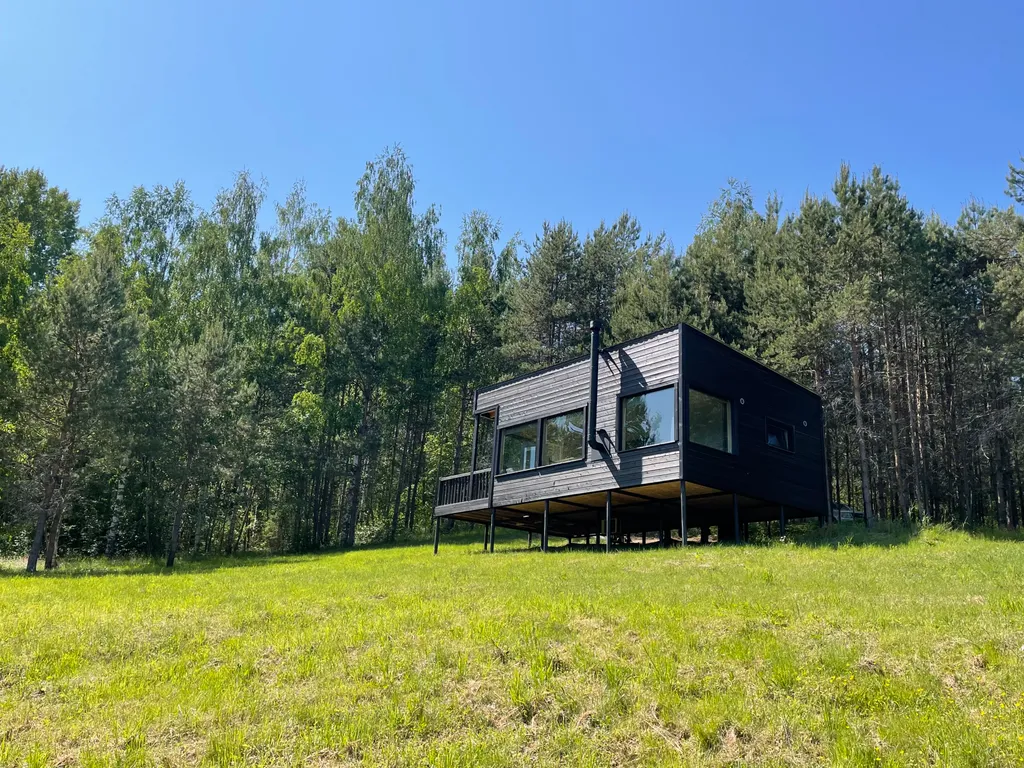 Домик в диком лесу на берегу реки