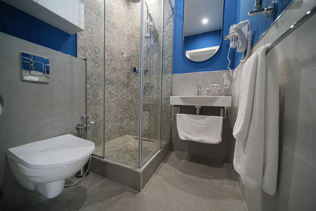 Студия с одной большой кроватью и видом на город