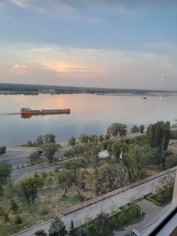 Жизнь с видом реку: огромная лоджия с панорамным остеклением в пол!