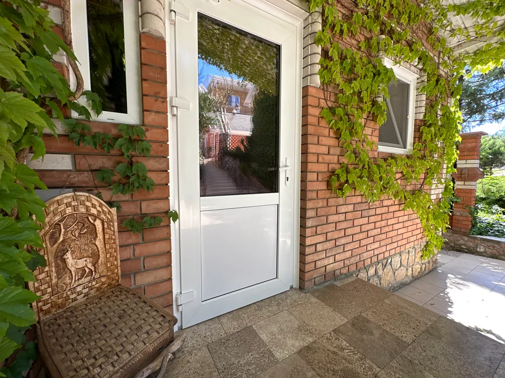 Коттедж Дом 3 спальни, большой двор беседка мангал усадьба Можжевеловый дворик — Айвовое