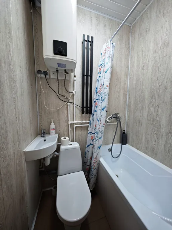 Домик на берегу озера