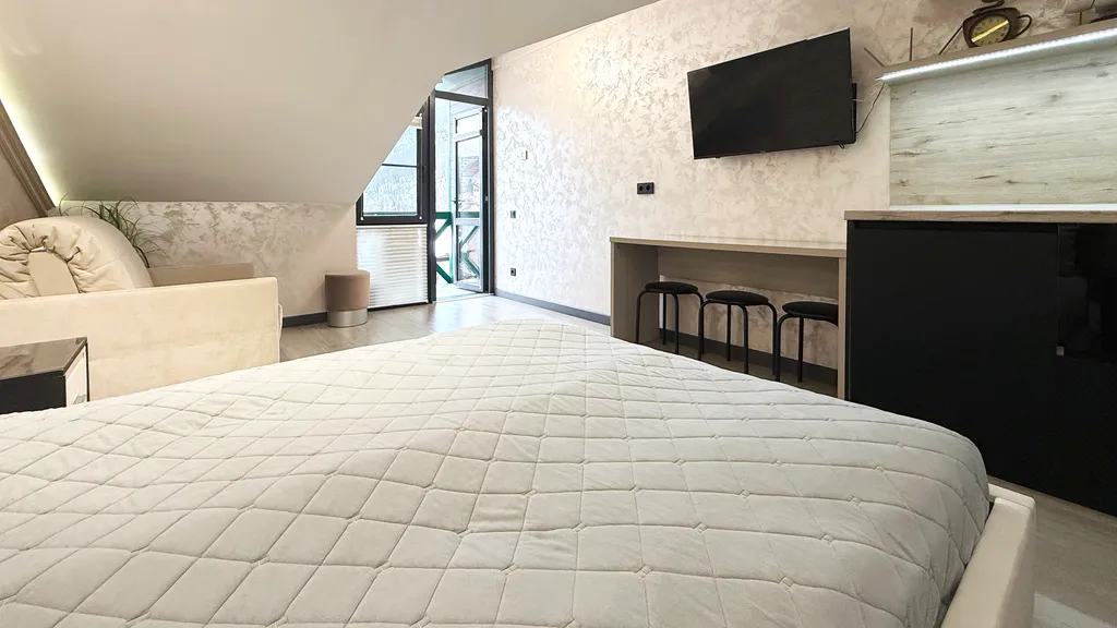 Красивый апартамент с балконом и открытым видом на горы. Центр