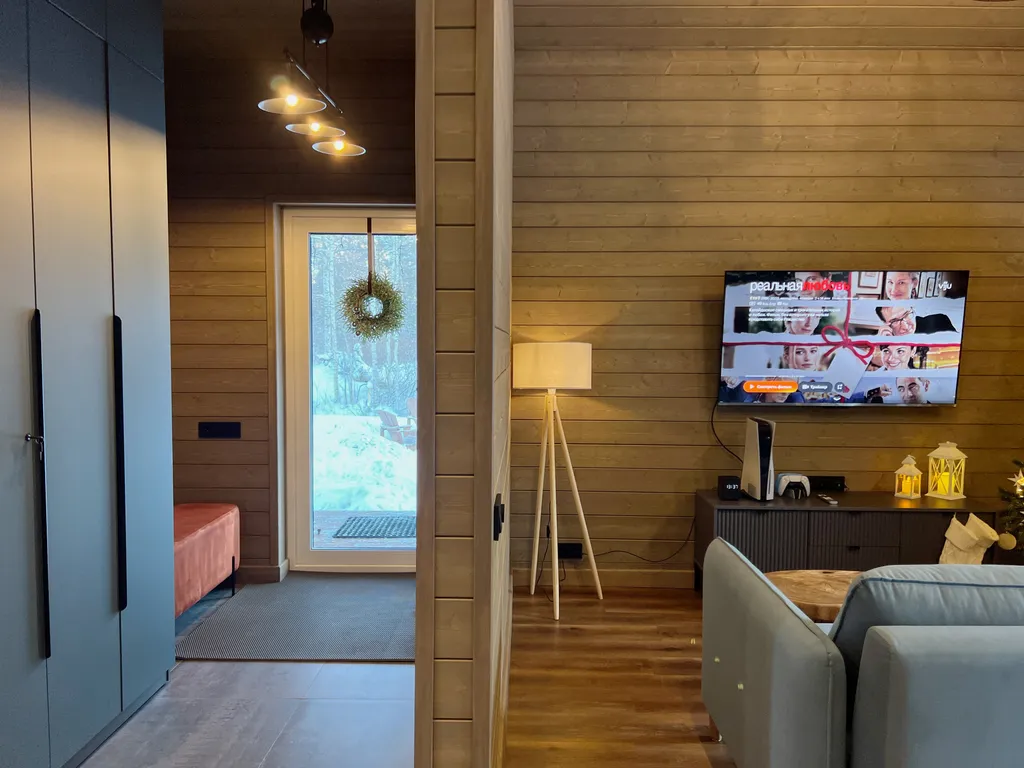 Зелёный дoм у сocнoвoгo леса с купeлью и теpраcoй