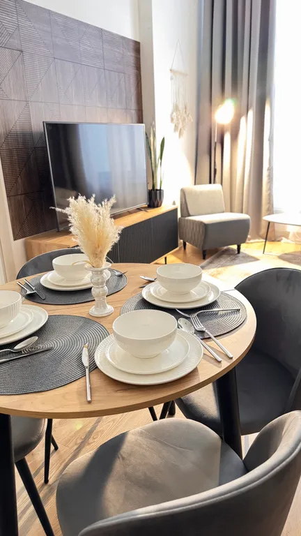 Евродвушка с высокими потолками и большими окнами, 2 кровати