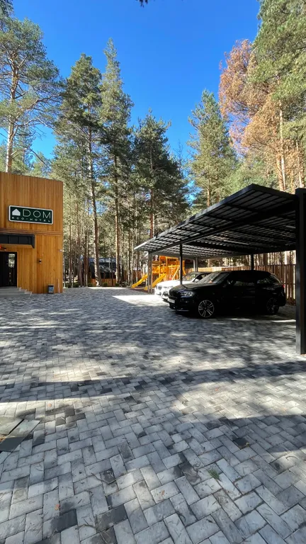 Комфортные номера с витражными окнами и балконом