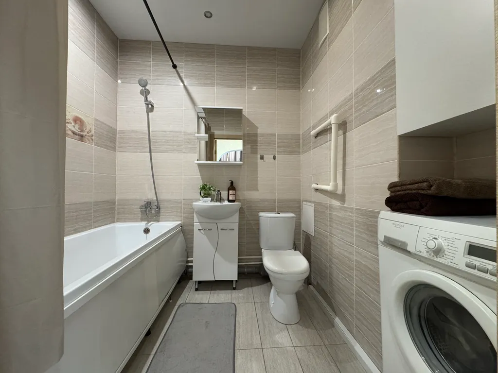 Квартира с уютным балконом и большой кроватью