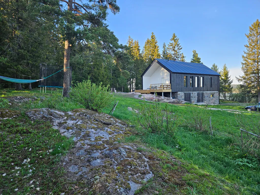 Дом на скале в окружении леса