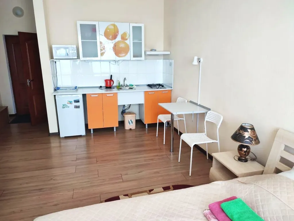 Апартаменты 7,9 с кухней и балконом, с частичным видом на море